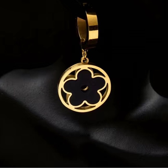 Women’s 18K Gold Stainless Steel Black Flower Earring Studs  Fashion Earrings - Picture 3 of 6